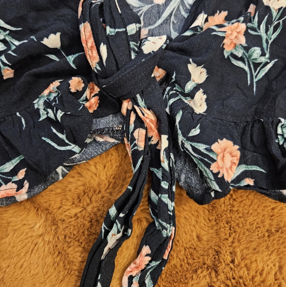 American Eagle Floral tie-up top - Picture 6 of 8